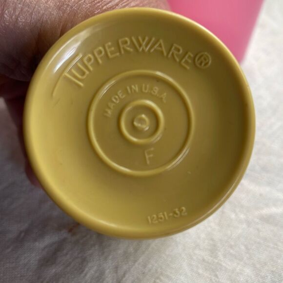 Tupperware lot of 4 assorted glasses one with lid - Picture 3 of 8